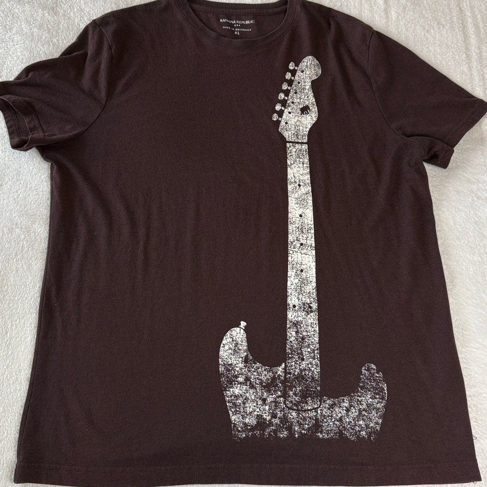 🎸Banana Republic Guitar graphic Crew Neck Tee